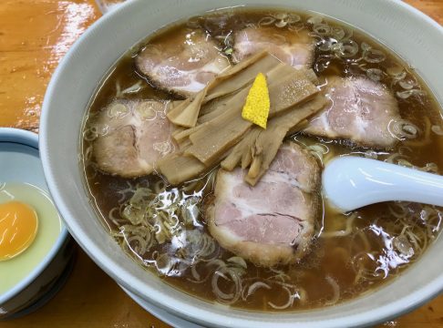 中華そば専門店 勝や・梅ヶ丘のチャーシュー麺+生玉子（別盛）